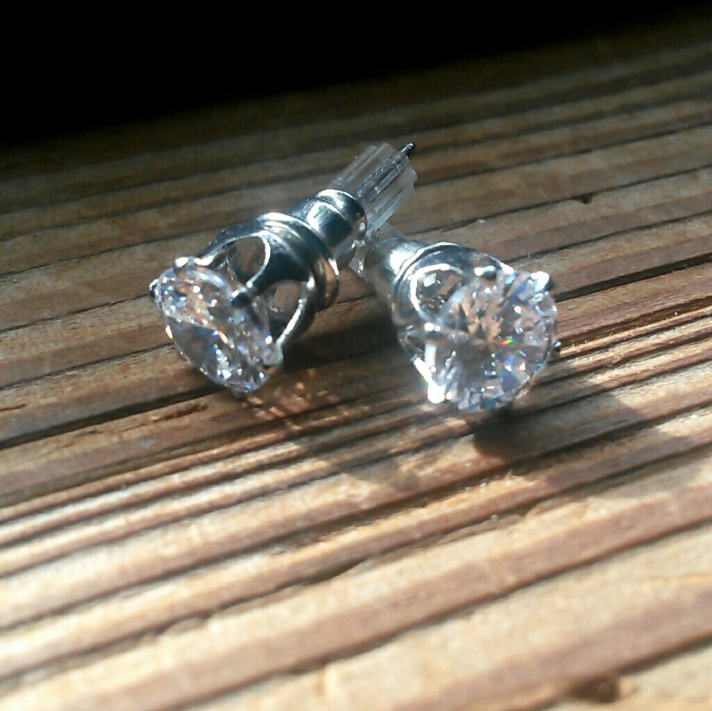 *NWOT* Silver Cubic Zirconia Diamond Earnings